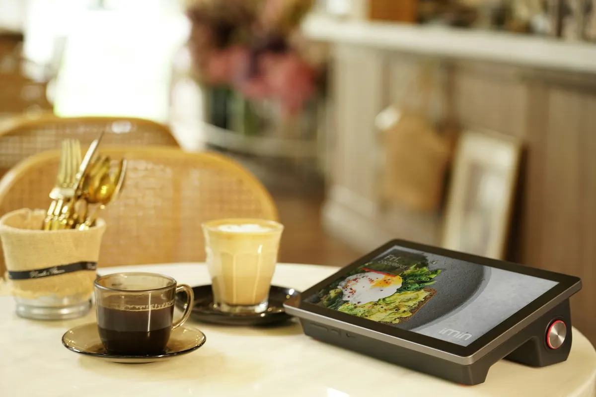 Perangkat digital di meja kafe
