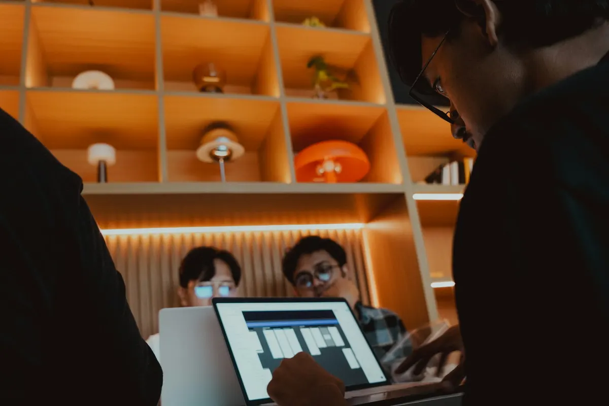 Tim kreatif berdiskusi di depan laptop