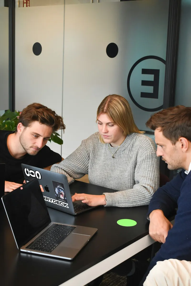 Tim berdiskusi dengan laptop